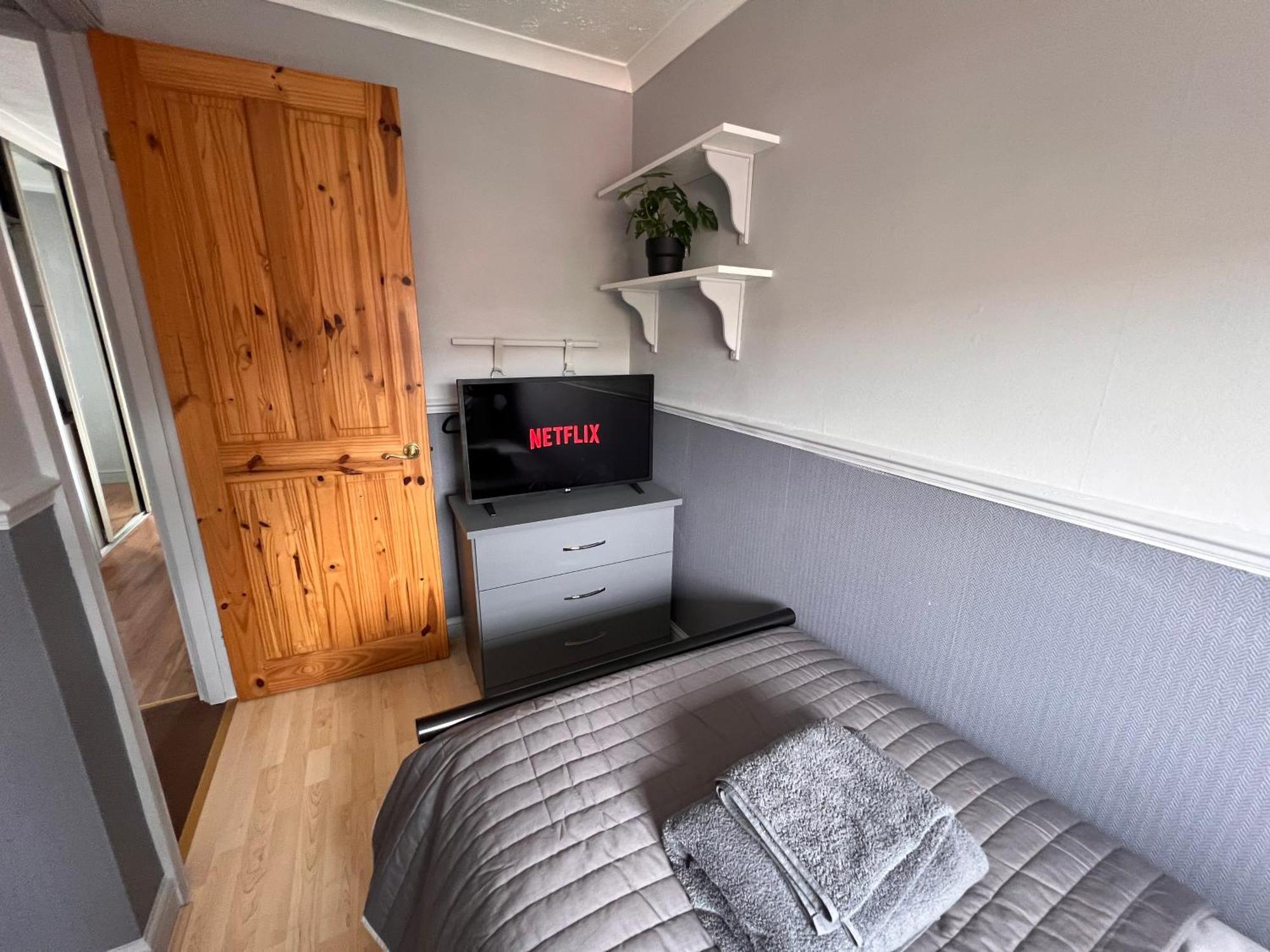 Contractors Or Family House - M1 Nottingham - Ikea Retail Park - Catkin Drive - 2 Bed Home With Driveway, Private Garden, Sleeps 4 - Tv'S In All Rooms Giltbrook Экстерьер фото